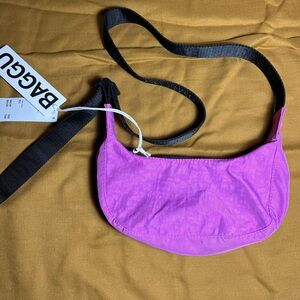 NWT Baggu Mini Crescent in hot pink